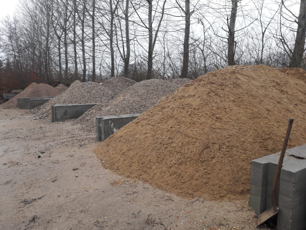 Bunker af sand og grus i båse på Ellengaards plads
