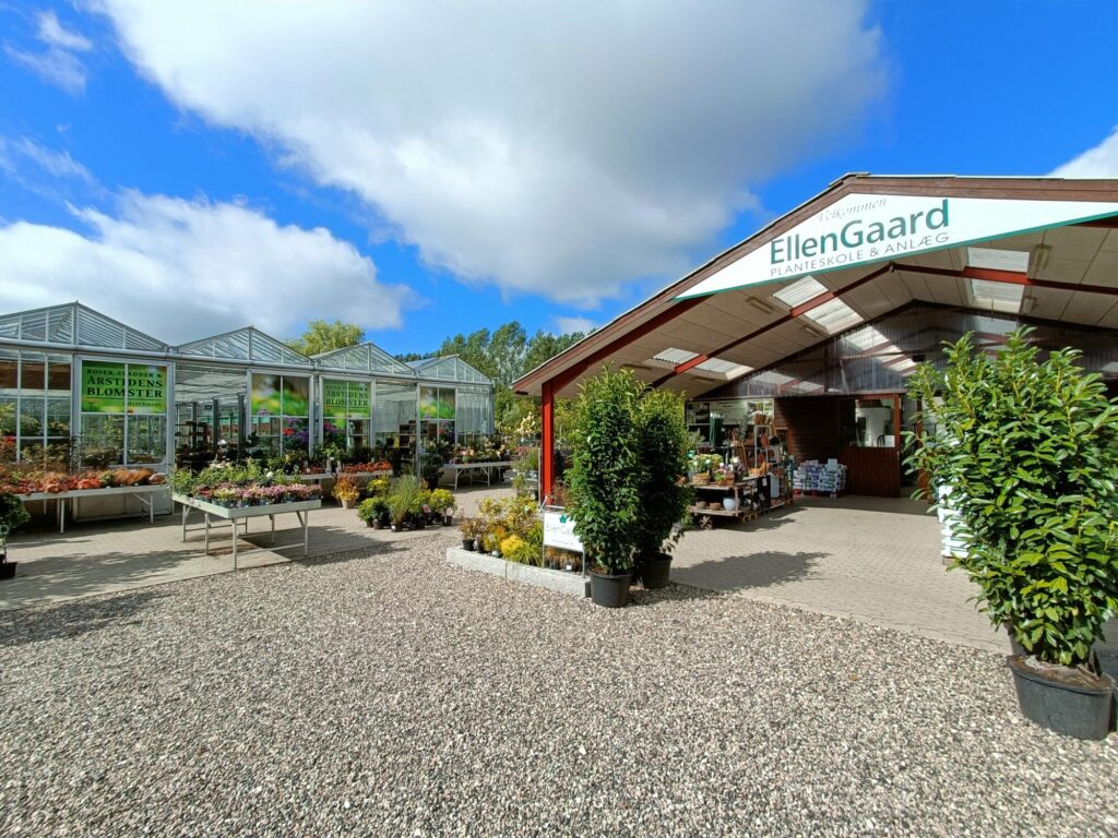 Indgangen til EllenGaard Planteskole og Anlæg med drivhuse og planter